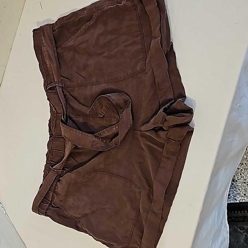 Aerie Lightweight Pullon Shorts. Elastic Waist with belt & 3 pockets.